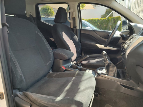 Nissan NP300 2.4 Doble Cabina Se Aa Pack Seg Mt