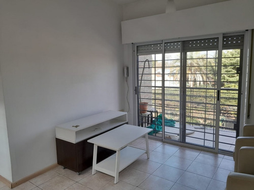 Imagen 5 de 10 de Excelente Departamento De 3 Ambientes Con Cochera En Bernal