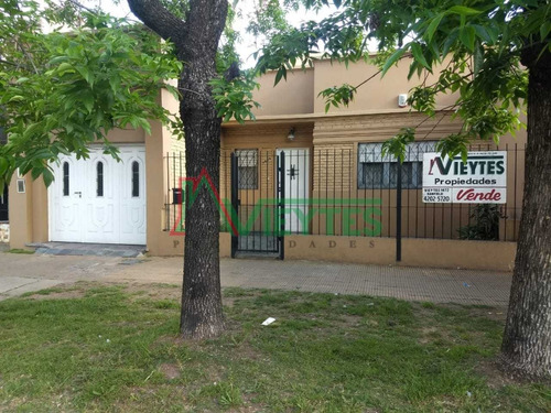 Casa Con Local S/ Larroque Al 1000, Banfield