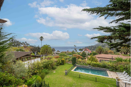 Casa De Tres Pisos Con Vista Al Mar En Zapallar Centro