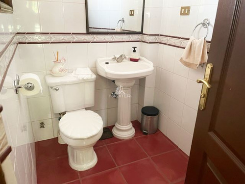Casa En Venta De 5 Dorm. En Curicó