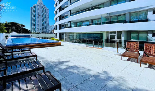 Venta. 2 Dormitorios. Punta Del Este. Playa Brava. A Metros Del Mar.
