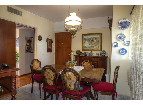 Departamento De 4 Dormitorios Con Cochera- Vista Parcial Al Río