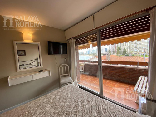 Apartamento En Venta En Primera Linea De Playa Mansa, 3 Dormitorios, 2 Baños Y Cochera En Subsuelo.