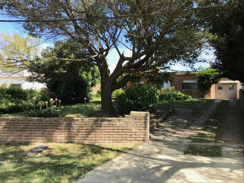 Venta De Casa Con 3 Dormitorios, Barbacoa Y Gran Terreno.