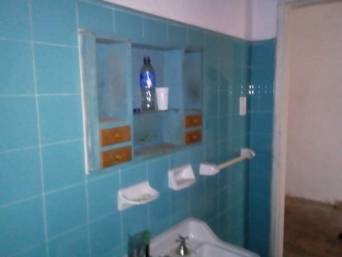 Imagen 4 de 8 de Eliseo Canton 2600 Local 22 Ms2 Con Un Pequeño Deposito Y Baño.