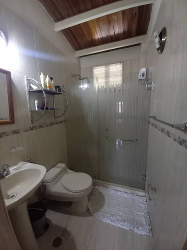 En Venta Casa 214m2 3h/4b/5p. Guatire.