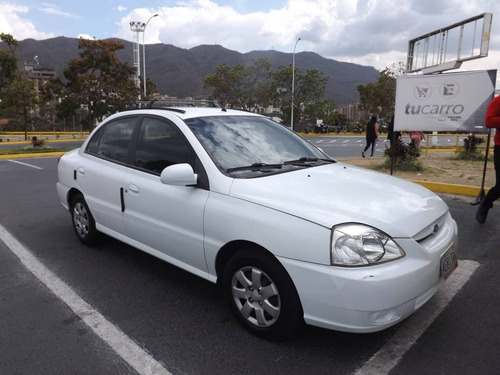 Imagen 2 de 9 de Kia Rio Stylus Sincrónico