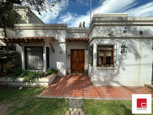 Casa En  Venta En Chacras De Coria, Calle Las Cortaderas! 