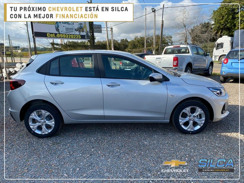 Imagen 3 de 19 de Chevrolet Onix Ltz Turbo 2023 Gris Plata 0km