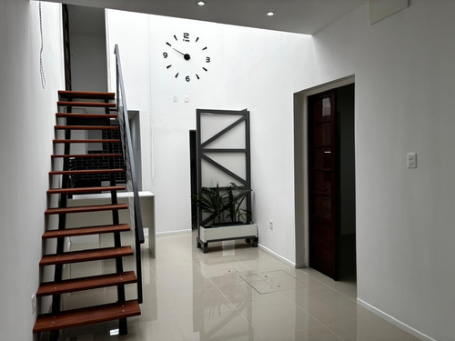 Oportunidad! Vendo Casa Ph Al Frente Totalmente Independiente, Reciclada De 3 Dormitorios, Lavadero Y Amplia Terraza En Azotea, A Pocas Cuadras De Nuevo Centro Shopping.