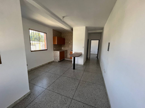 Apartamento Tipo Estudio En Alquiler, La Cooperativa, Maracay.