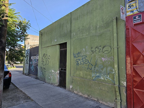 Casa Comercial Con Terreno Grande, Comuna De Santiago