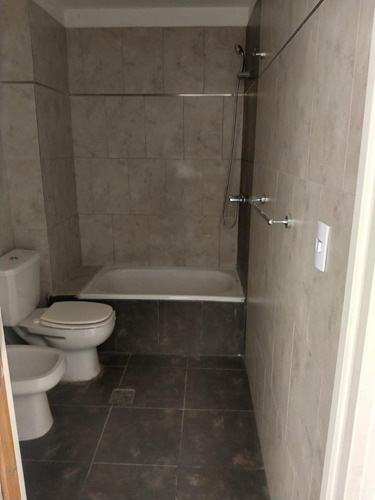 Imagen 10 de 15 de Excelente Departamento 2 Ambientes Al Frente Con Balcon - Zona La Tablada