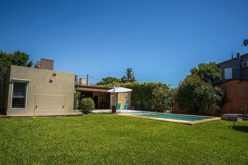 Venta ! Casa Con Pileta En Barrio Las Acequias
