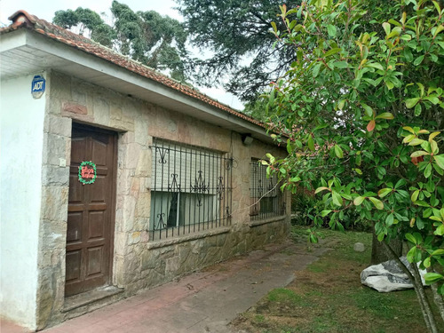 Venta Casa De Tres Ambientes En Parque Peña.
