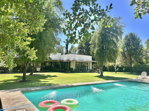 Casa En Venta De 3dorm En Suite Chicureo Poniente Colina