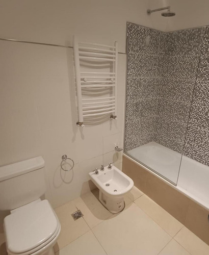 Casa En Venta - 4 Dormitorios 3 Baños - Cochera - 650mts2 - Tandil