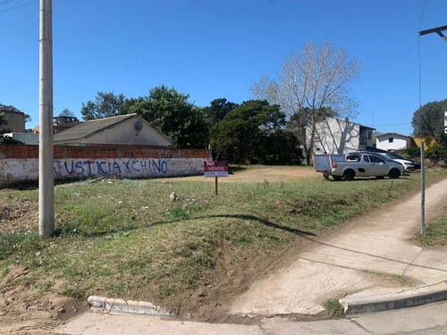 Gran Terreno En Esquina Sobre Calle Comercial. 