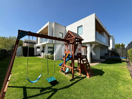 Casa En Renta En Fraccionamiento Campanario