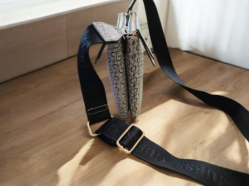 Bolsa Guess Sg918676 Gris Grabada Crossbody Original Dama