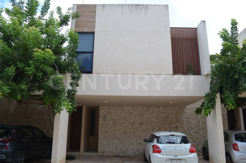 Town House En Venta - Fraccionamiento Montebello