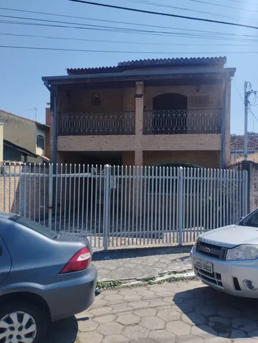 Casa Com 3 Dormitórios, Sala Ampla, Suite, Garagem Coberta.