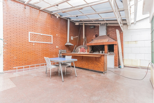 Casa. Gran Potencial Para Desarrollo Inmobiliario. Quincho Y Garage. Avellaneda Centro