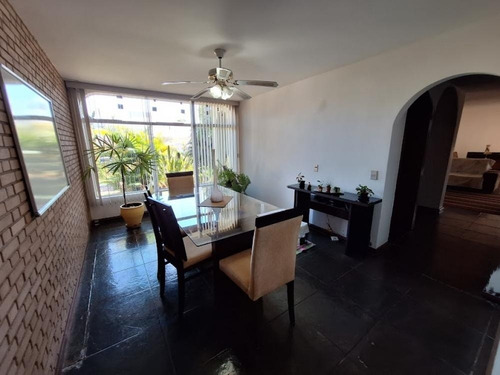 Residência De Alto Padrão Localizada Em Um Dos Condomínios Mais Cobiçados Do Vale Do Paraíba, À Apenas 30 Minutos De Campos Do Jordão E A 1h30 Do Litoral Norte.