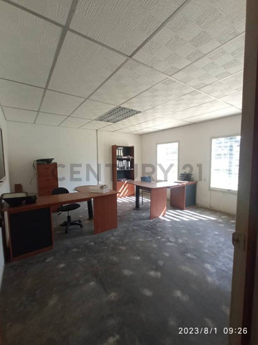 En Alquiler Terreno Con Edificio Comercial