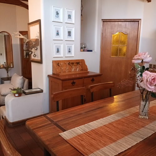 Casa Estilo Conolial, 2 Pisos Con Amplios Espacios