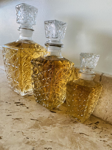 Imagem 3 de 4 de Kit 15 Mini Garrafa De Licor Luxo Antiga Vidro Cristal