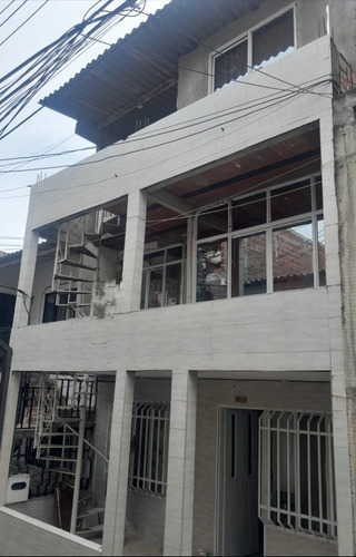 Casa De 3 Pisos En Venta Cali