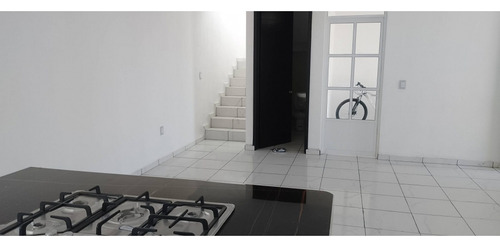 Casa De 3 Recamaras Con Balcon En Santiago, Col Alta Luz