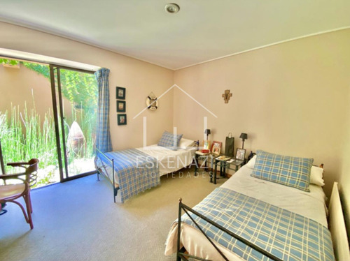 Casa En Venta De 5 Dorm. Lomas De La Dehesa!! Oportunidad!!