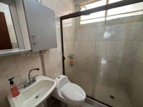 Estupendo Apartamento 24-24654 Ubicado En Una Bella Casa De 3 Pisos, Con Amplia Distribución En Las Palmas