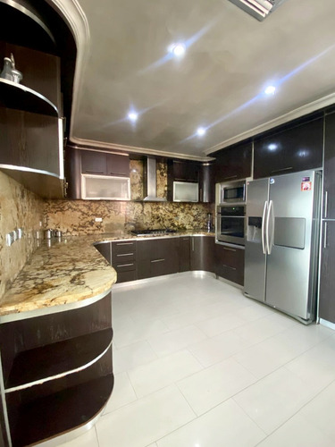 Apartamento 250 Mt2 Playa Mansa Res. Karla-doris R