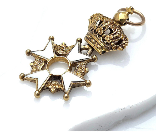 Insignia Con La Cruz De Malta Esmalte Y Oro 18k 1.8gr