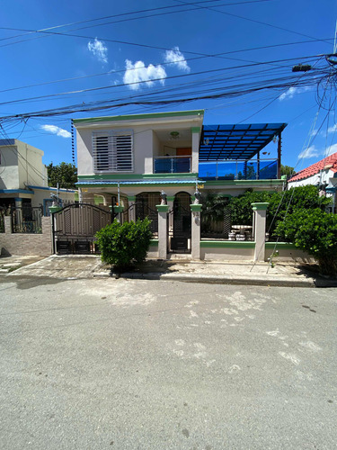 Casa De 2 Niveles En Renta En Urbanización Los Prados