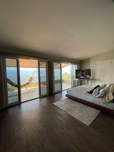 Se Vende Hermosa Y Moderna Quinta En Alto Prado - Caracas De 500 M2 De Terreno. (a.v)