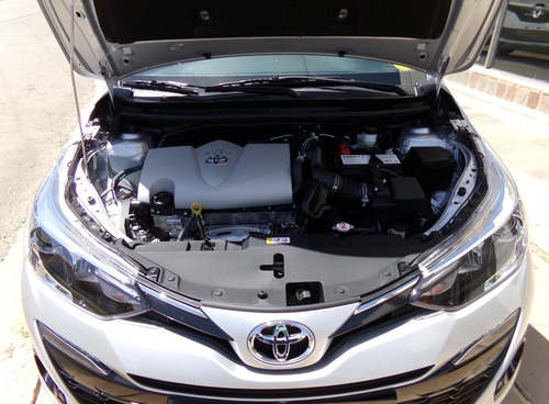 Toyota Yaris 5 Ptas Xls M/t 0km My21 Gris Plata Disponible