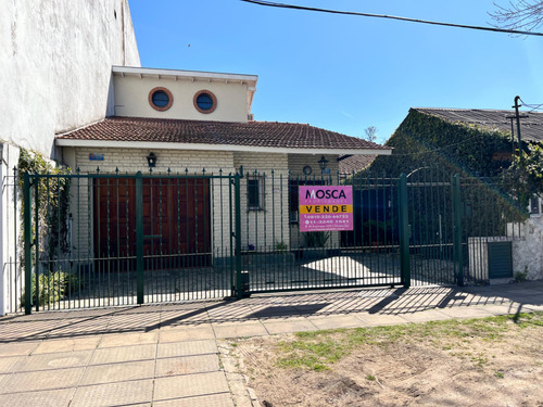 Encantadora Casa Con Pileta Moreno Centro Permuto