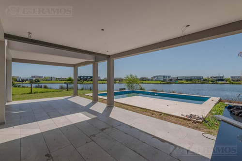 Casa Al Lago En Venta En El Barrio Acacias, Puertos / Escobar