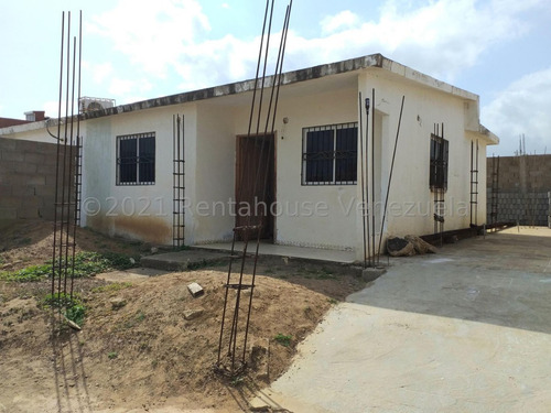 Imagen 1 de 8 de Casa En Venta En Villa Privada, A Pocos Minutos De Coro # 22-6773 04146954944