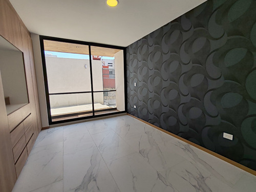 Departamento En Venta De 2 Recámaras En Zona Uvm.