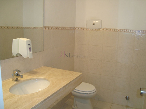 Cerca De La Zona Del Puerto Con Amplio Living Comedor- Ref: 5707