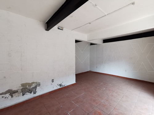 Casa En Esquina Con 430 M2 De Construcción.