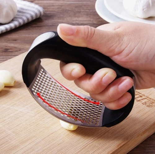 Imagem 4 de 9 de Espremedor Amassador Triturador De Alho Inox Manual Cozinha