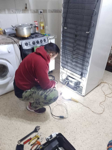 Imagen 2 de 10 de Servicio Técnico De Heladeras , Carga De Gas , Reparacion