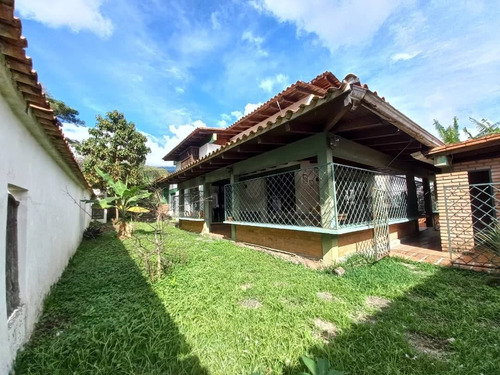 En Venta Quinta En La Exclusiva Urb Pirineos